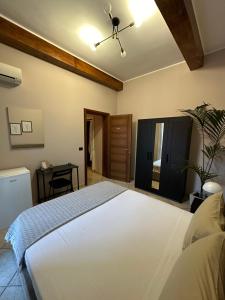 巴列塔Bed & Breakfast Federico II的卧室配有一张白色大床和一张书桌