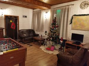 德里亚诺沃Самостоятелна Вила в Хаджи Марковата къща за гости в Дряново的客厅配有圣诞树和国际象棋棋盘