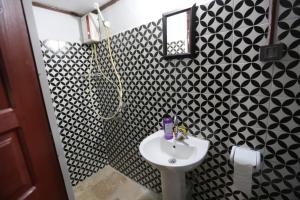 KaracasuHelvacılar Konağı的浴室设有水槽和黑白瓷砖。
