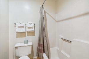 基灵顿Cedarbrook Two Double bed Hotel Room with outdoor heated pool 216的白色的浴室设有卫生间和毛巾。
