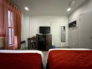 纽约纽约市遗产酒店的酒店客房设有两张床和电视。