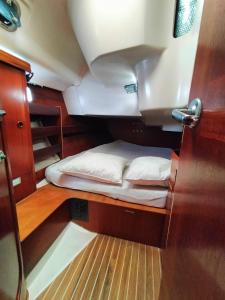 GourbeyreBoat Maeva的小房间,配有床和船上的水槽