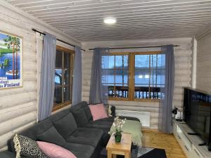 VuoriniemiVilla Saimaa的带沙发和电视的客厅