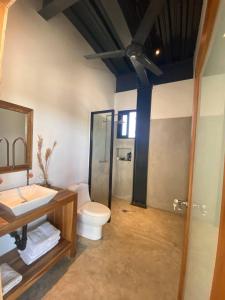 珀拉什奇亚Casa Balam的浴室配有卫生间、盥洗盆和淋浴。
