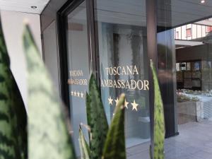 波吉邦西托斯卡纳大使酒店的玻璃店前,上面有图斯卡纳和阿萨科塔的字眼