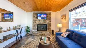 南太浩湖Moose and Maple Lodge的客厅设有蓝色的沙发和壁炉
