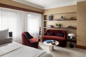 纽约The Prince Kitano New York的一间卧室配有一张床、两把椅子和一张桌子