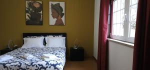 维拉·雷阿尔Panoias Country House的一间卧室设有一张床和一个窗口