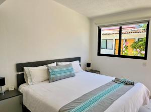 瓦哈卡市Villa Santa Julia的一间卧室设有一张床和一个窗口