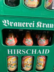 希尔沙伊德布拉恩克拉斯酒店的装满大量啤酒的冰箱