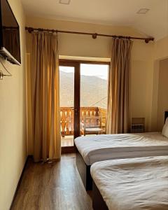 迪利然Verin Tun的酒店客房设有两张床和窗户。