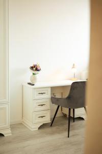 奥拉迪亚Kasa Nouveau的白色的桌子,椅子和花瓶