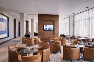坦培凤凰城天普/市中心万豪AC酒店的餐厅设有桌椅和平面电视。