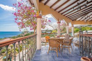 舍尔谢Villa Sol Y Sombra的一个带桌椅的海景阳台