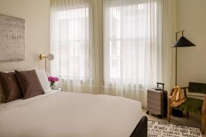 洛杉矶Sonder The Craftsman的卧室设有一张白色大床和一扇窗户。