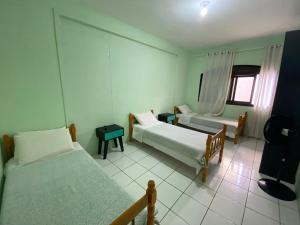 帕苏丰杜Pousada355的一间卧室设有两张床和窗户。