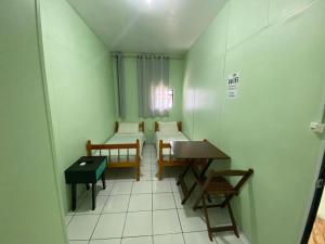 帕苏丰杜Pousada355的小房间设有椅子、桌子和桌子