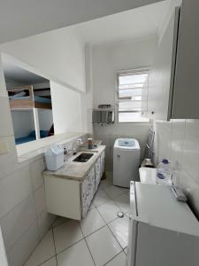 瓜鲁雅CARIBONI的白色的厨房设有水槽和卫生间