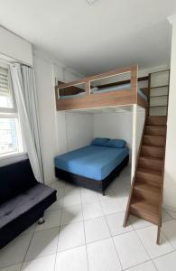 瓜鲁雅CARIBONI的一间带两张双层床的卧室和楼梯