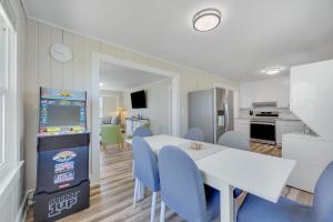 默特尔比奇200ft to beach! North Myrtle Beach first level duplex home, pet friendly!的一间配备有白色桌子和蓝色椅子的用餐室