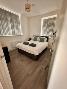 凯特林Station Road Stays - 1 & 2 bed apartments - Desborough, Kettering的一间卧室,卧室内配有一张大床