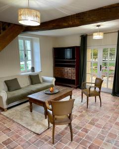 Ully-Saint-GeorgesGîte du fournil « Chez Nicole »的客厅配有沙发和桌子