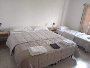 卡法亚特Cajón de Agua的一间卧室配有两张带毛巾的床