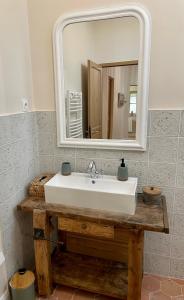 Ully-Saint-GeorgesGîte du fournil « Chez Nicole »的浴室设有白色水槽和镜子