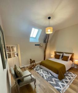Ully-Saint-GeorgesGîte du fournil « Chez Nicole »的一间卧室设有一张大床和一个窗户。