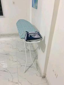 HanyaAjay's Residence的坐在椅子上的蓝色熨斗