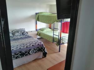 科金博Coco Cris Hostal的客房设有两张双层床和电视。