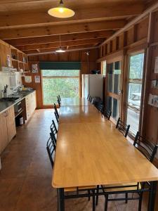 新诺福克塔斯马尼亚露营地的厨房里配有一张大木桌和椅子