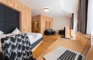 瓦兹格鲁那尔霍夫酒店的一间设有床铺和笔记本电脑的房间