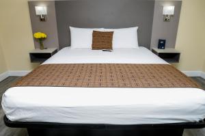 圣西米恩银色冲浪汽车旅馆的一张大床,房间带两张桌子