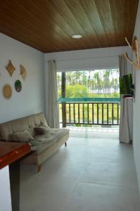 佩德拉斯港Vila Las Hermanas的带沙发的客厅和阳台