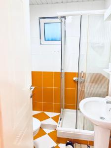 布德瓦Monte Star apartments的带淋浴、卫生间和盥洗盆的浴室