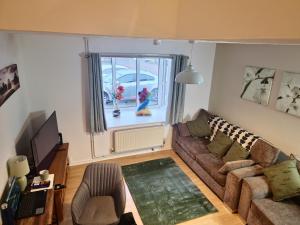 MiltonCosy 2 double bed property in Milton的带沙发和窗户的客厅