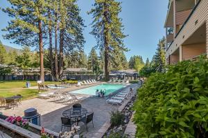南太浩湖Lakeland Village South Lake Tahoe的一个带桌椅和树木的游泳池