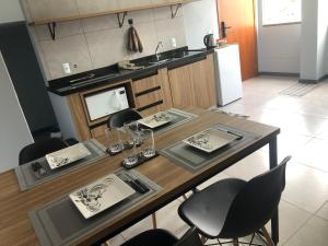 波梅罗迪Morada Pomerode的厨房配有餐桌、椅子和水槽