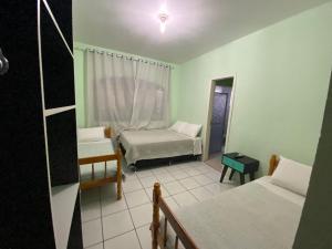 帕苏丰杜Pousada355的小房间设有两张床和窗户
