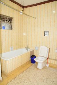 内罗毕Jabulani Nairobi Backpackers Hostel的带浴缸和卫生间的浴室。