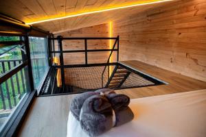 菲兰迪亚Ecohotel Monte Tierra Habitaciones y Glamping的客房设有阳台,提供一对羊角面包