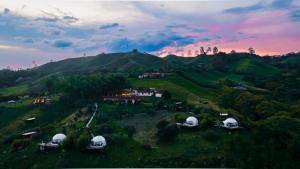 菲兰迪亚Ecohotel Monte Tierra Habitaciones y Glamping的山丘上房屋的空中景致