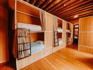 基多Viajero Quito Hostel的房屋内带三张双层床的房间