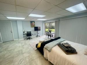 塔拉哈西1BR 1BA in Tallahassee Midtown close to FAMU, FSU and TMH的一间卧室配有一张床和一台平面电视