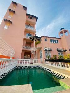 巴亚尔塔港里维拉德尔里奥精品酒店的建筑前的一座带游泳池的建筑