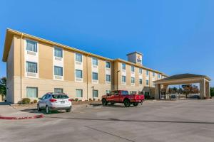 Van BurenComfort Inn and Suites Van Buren - Fort Smith的停泊在停车场的红色卡车建筑