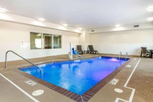 Van BurenComfort Inn and Suites Van Buren - Fort Smith的设有一个大型游泳池,