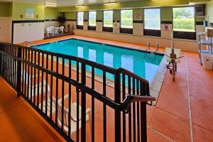 CahokiaQuality Inn & Suites near St Louis and I-255的大楼内的大型游泳池