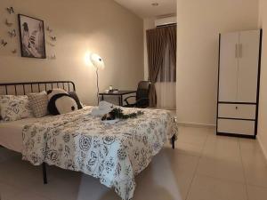 居銮Kluang 4 bedrooms 4 bathrooms的一间卧室配有一张带桌子和台灯的床